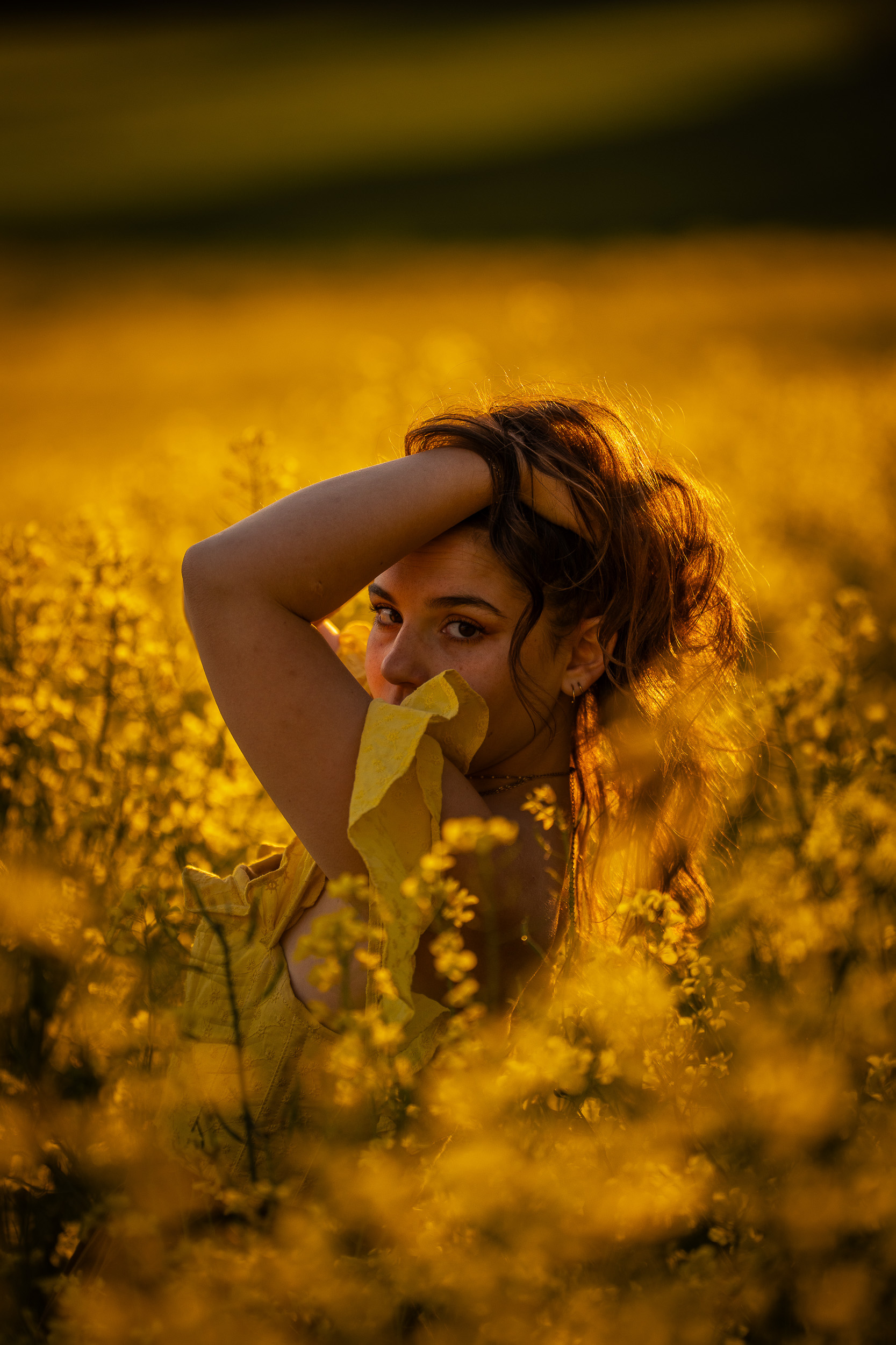 Photo champs coucher de soleil femme intense